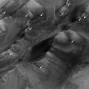Ученые показали снимки водных каньонов на Марсе