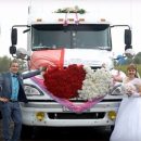 Дальнобойщик организовал для собственной свадьбы кортеж из белых тягачей