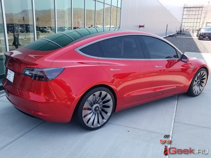 Tesla продемонстрировала "живую" Model 3