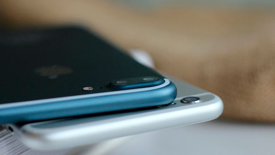Работающий iPhone 7 Plus синего цвета запечатлен на фото