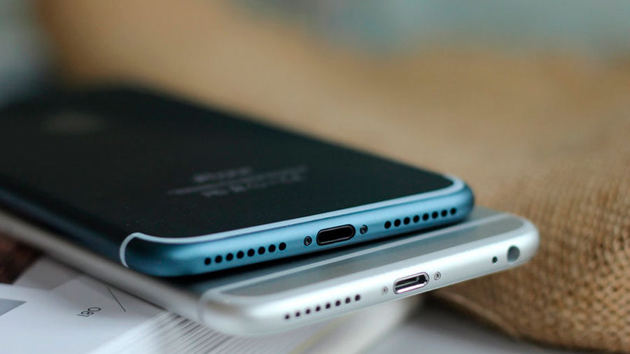 Работающий iPhone 7 Plus синего цвета запечатлен на фото