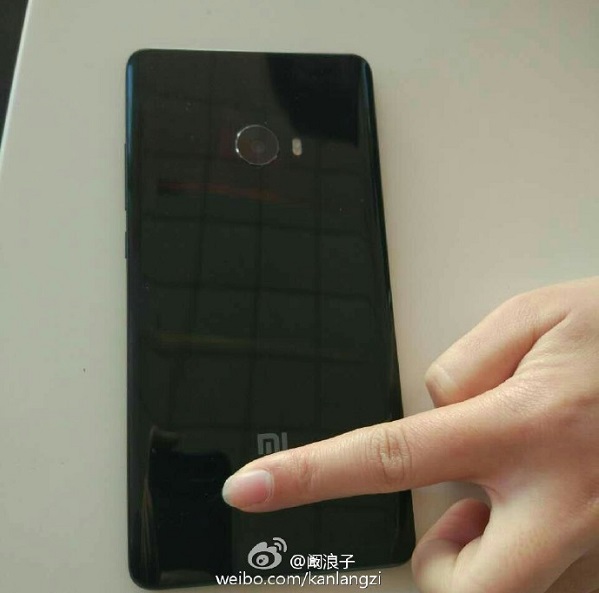 Xiaomi Mi Note 2 попал в объектив фотокамеры