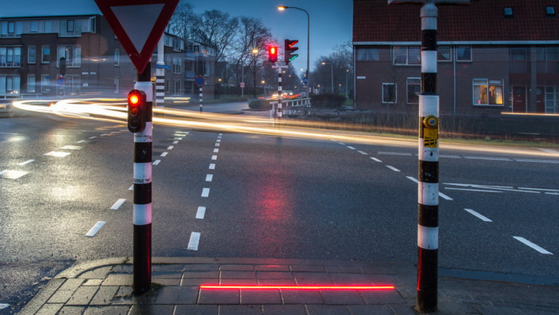 Голландских любителей «повтыкать» телефон на пешеходном переходе будут предупреждать светящимися линиями