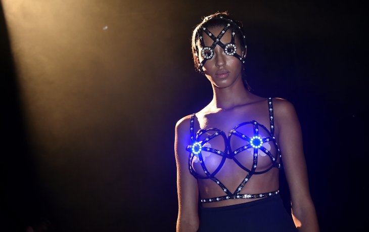 На Парижской неделе моды дизайнеры грезят об электрических нарядах