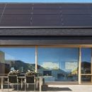 Tesla представила солнечную панель, которую можно устанавливать поверх существующей кровли на крыше