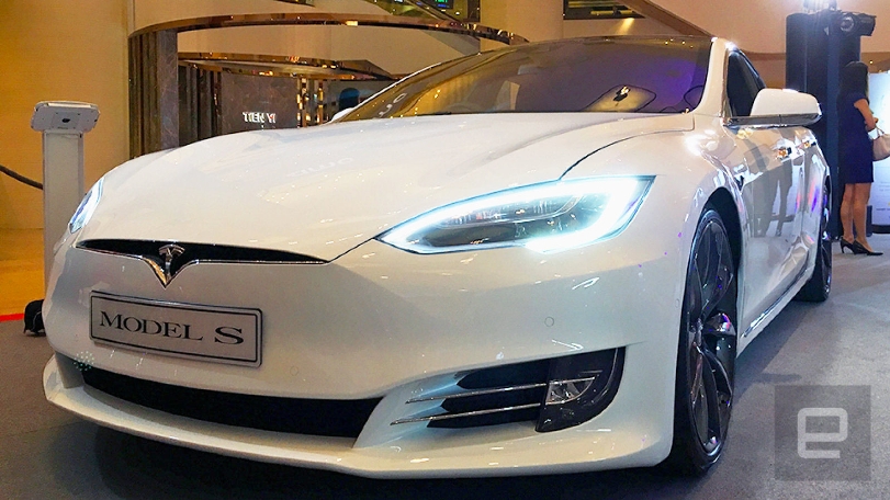 В компании Tesla собирают видео c автомобилей, чтобы улучшить технологию вождения