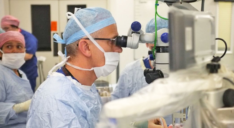 Робот, который выполняет операции внутри глаза, проходит клинические испытания