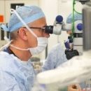 Робот, который выполняет операции внутри глаза, проходит клинические испытания