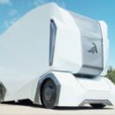Автономный грузовик компании Einride выглядит как гигантский холодильник на колесах