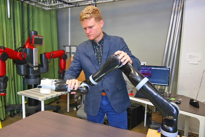 Исследователи разрабатывают способ тренировки роботов с помощью нежного подталкивания