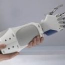 Встречайте первую портативную бионическую руку с чувством осязания