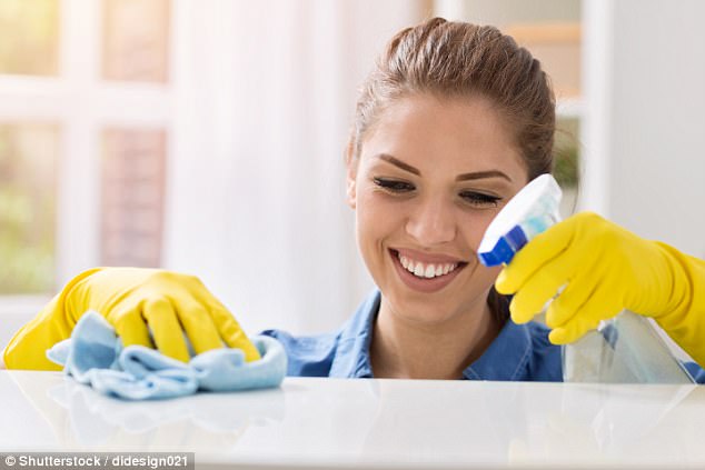 Применение химических веществ при уборке дома так же вредно для женского здоровья, как и выкуривание пачки сигарет в день