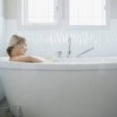 Беременные женщины могут наслаждаться горячими ваннами и саунами