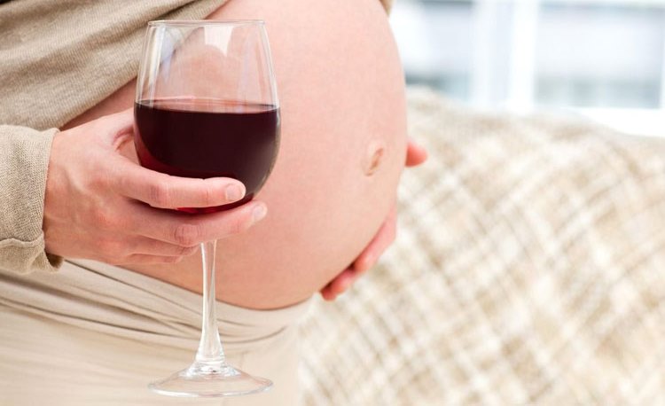 Исследование установило связь между употреблением наркотиков и алкоголя беременными и неправильным развитием брюшных органов плода