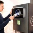 В мире получают распространение утилизационные торговые автоматы, выдающие деньги за сдачу в переработку пластиковых бутылок