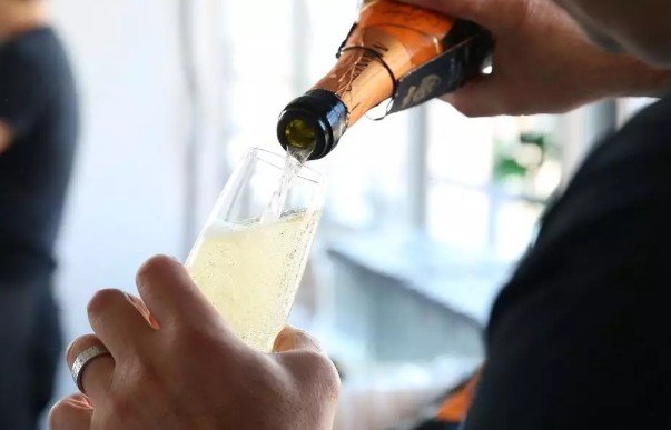 Исследование: употребление алкоголя в малых дозах снижает риск раковых заболеваний