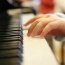 Игра на фортепиано улучшает языковые навыки