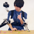 Робот телеприсутствия предлагает набор дополнительных рук с дистанционным управлением