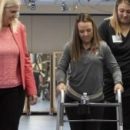 Парализованные пациенты получают возможность ходить с помощью имплантата, который позволяет сигналам нервов обойти травмированный участок