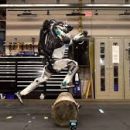 Двуногий робот по имени Atlas компании Boston Dynamics становится мастером паркура