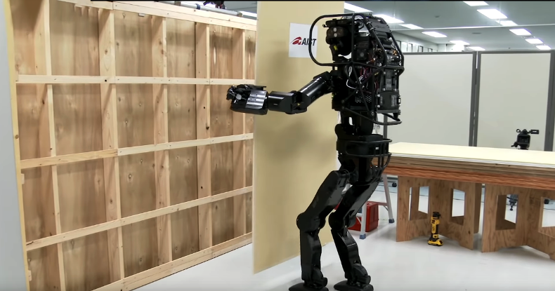 Робот-гуманоид способен самостоятельно возвести стену из гипсокартона
