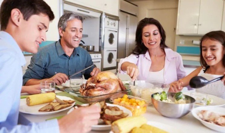 Семейные обеды способствуют улучшению пищевых предпочтений у подростков — независимо от доходов и семейных отношений