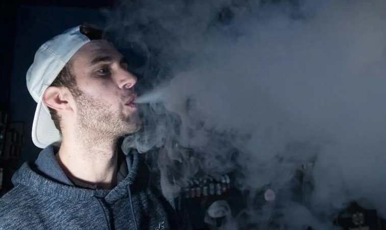 Подростки, которые часто смотрят рекламу электронных сигарет, более склонны к курению табака