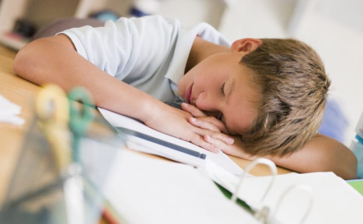 Плохой сон у детей и подростков вызван нездоровым питанием, избыточным весом и длительным времяпровождением перед экраном