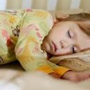Ученые обращают внимание на важность соблюдения родителям гигиены сна для детей и подростков