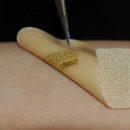 Новый носимый сенсор, имитирующий кожу человека, поможет быстрее заживлять раны