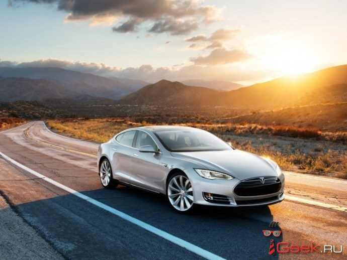 Tesla с автопилотом впервые попала в ДТП со смертельным исходом Tesla с автопилотом впервые попала в ДТП со смертельным исходом