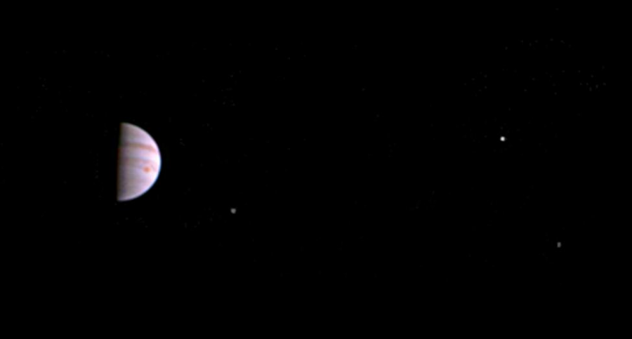Зонд Juno сказал первое фото с орбиты Юпитера