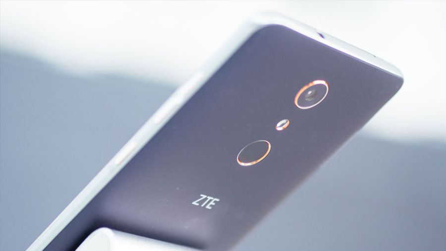 ZTE Zmax Pro – смартфон с шестидюймовым дисплеем и дактилоскопическим сканером оценили в $100 ZTE Zmax Pro – смартфон с шестидюймовым дисплеем и дактилоскопическим сканером оценили в $100