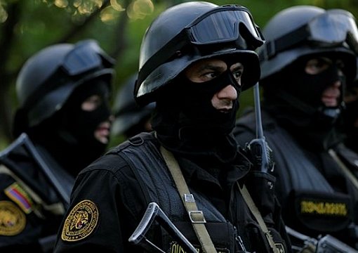 Оппозиционеры захватили полк милиции в Армении Оппозиционеры захватили полк милиции в Армении