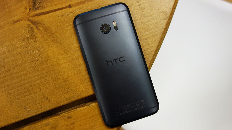 Флагман HTC 10 резко подешевел в России