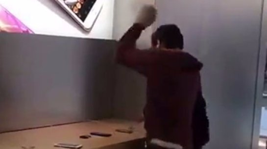 Разъярённый мужчина разнёс парижский Apple Store