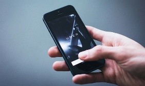 Uber обвиняется в обмане пассажиров и водителей