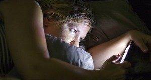 Смартфоны лишают подростков полноценного сна