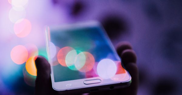 Разработан новый способ заряжать смартфоны — энергией рассеянного света