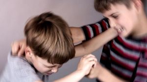 Агрессия в раннем детстве: корни — в генетике, но влияет и окружение