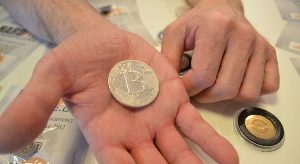 Чтобы купить биткоины, люди закладывают свои дома,