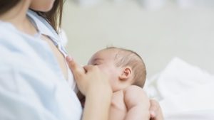 Грудное вскармливание убережёт новорожденных-богатырей от детского ожирения.
