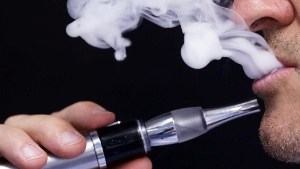 Химические вещества, вдыхаемые подростками из электронных сигарет, могут вызывать рак Химические вещества, вдыхаемые подростками из электронных сигарет, могут вызывать рак