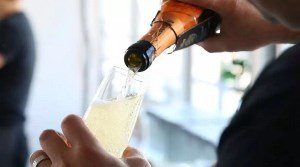 Исследование: употребление алкоголя в малых дозах снижает риск раковых заболеваний Исследование: употребление алкоголя в малых дозах снижает риск раковых заболеваний