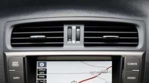 Загрязнение воздуха в салоне автомобиля вынуждает установить контроль за его очисткой