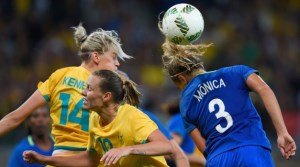 Чем игра в футбол опасна для женщин Чем игра в футбол опасна для женщин