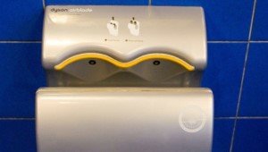 Чем опасны бесконтактные струйные воздушные сушилки для рук
