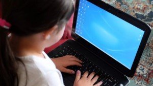 Дети, которые проводят в Интернете всего полчаса или больше, склонны употреблять нездоровую пищу Дети, которые проводят в Интернете всего полчаса или больше, склонны употреблять нездоровую пищу