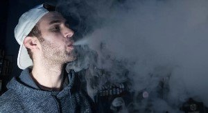 Подростки, которые часто смотрят рекламу электронных сигарет, более склонны к курению табака