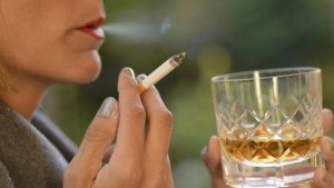 Исследование: сокращение потребления алкоголя помогает бросить курить